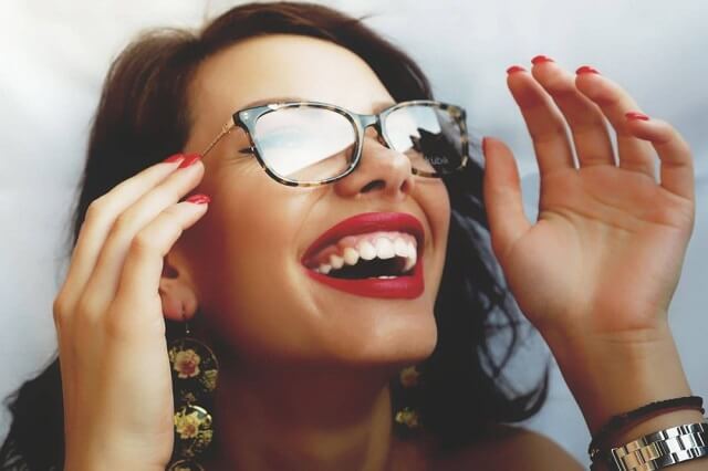 woman brunette smiliing glasses