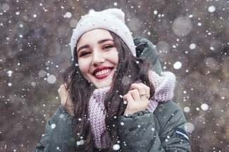 happy girl winter 325×216