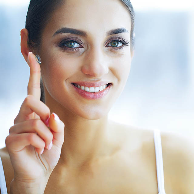 woman-w-contact-lens-on-finger