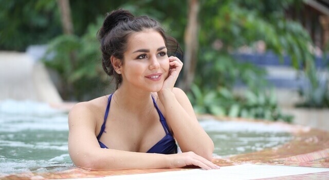 girl sitting in the pool 640×350