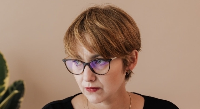middle aged woman wearing eyeglasses 640