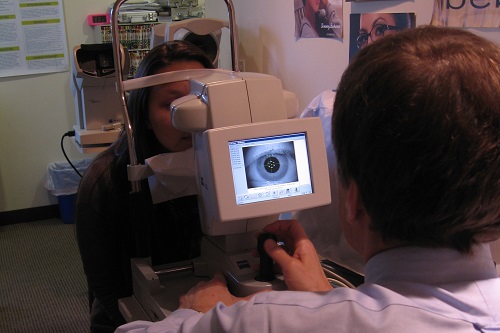 Dr Aller and patient retinal imaging
