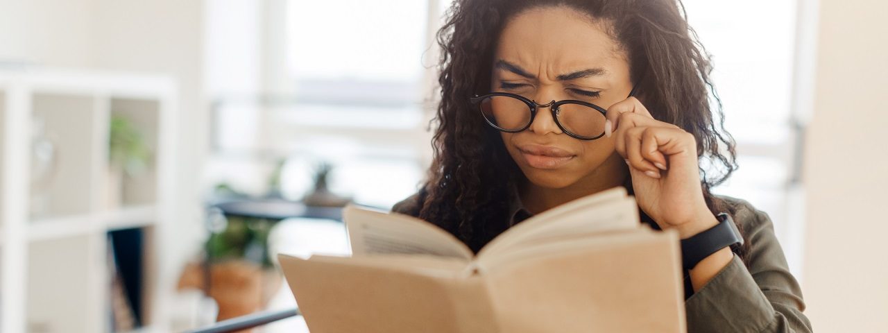 woman squiting to read book 1280×480