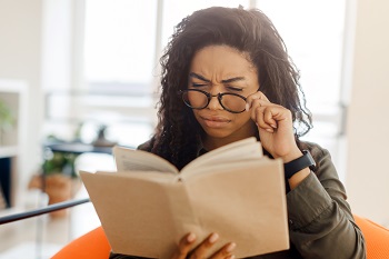 woman squiting to read book
