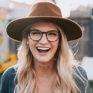 woman smiling big hat_640 300x300