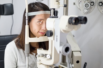 comprehensive eye exam young woman