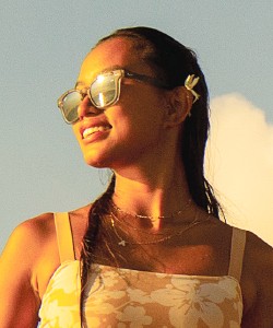 woman wearing maui jims