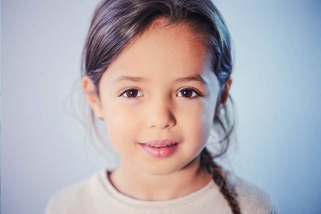 child girl brown eyes 640×427