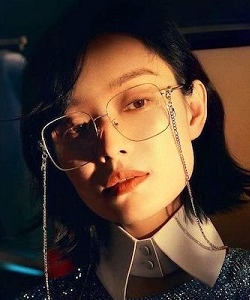 model wearing gucci glasses