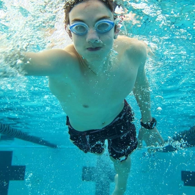 boy swimming 640