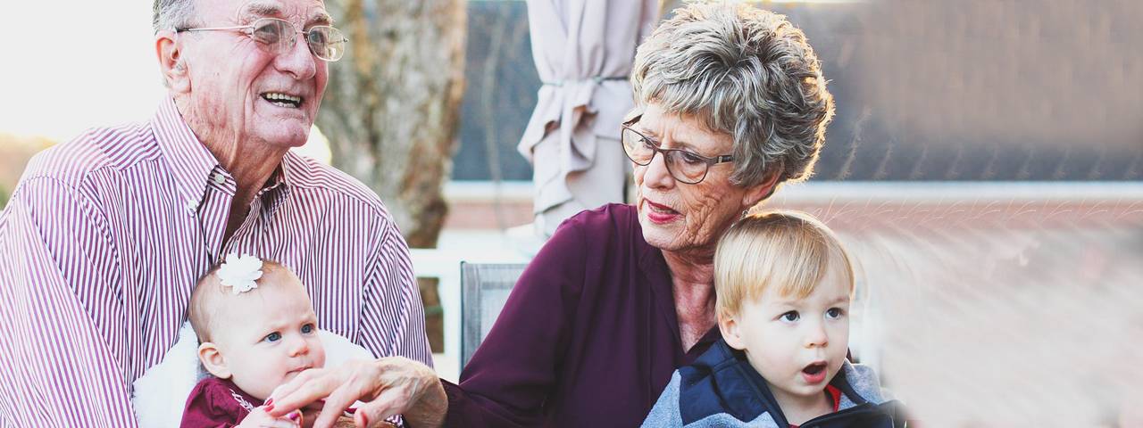 Grandparents with glasses and Grandchildren 1280×480