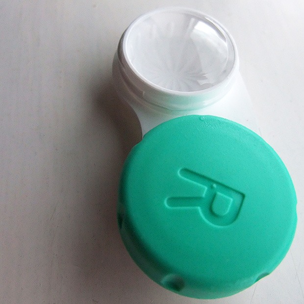 Tray of contact lens, with the L cap taken off