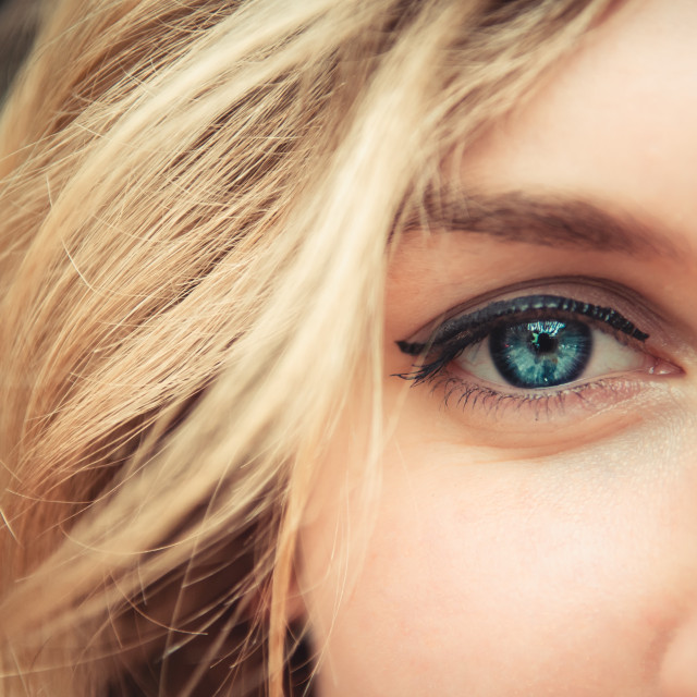 woman blue eye closeup 640