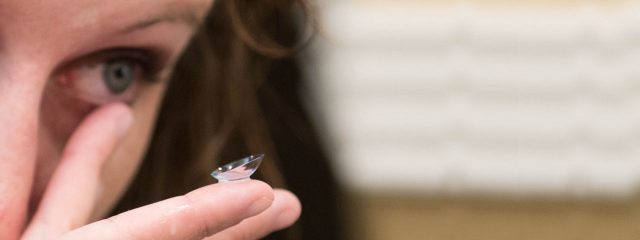 woman_putting_on_contact_lens1280x480 640x240