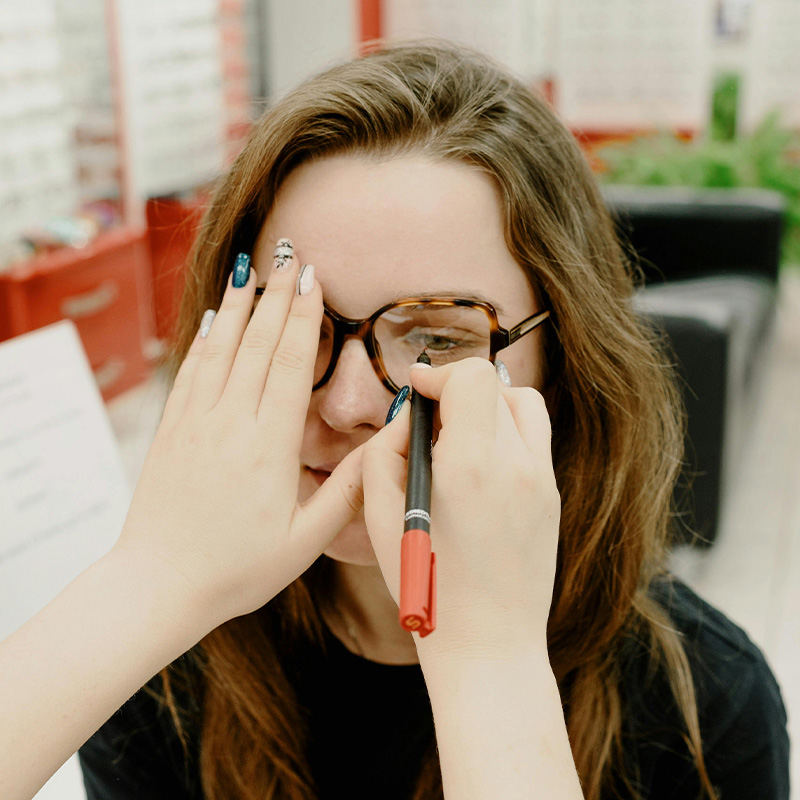 eyeglasses measurement with optometrist
