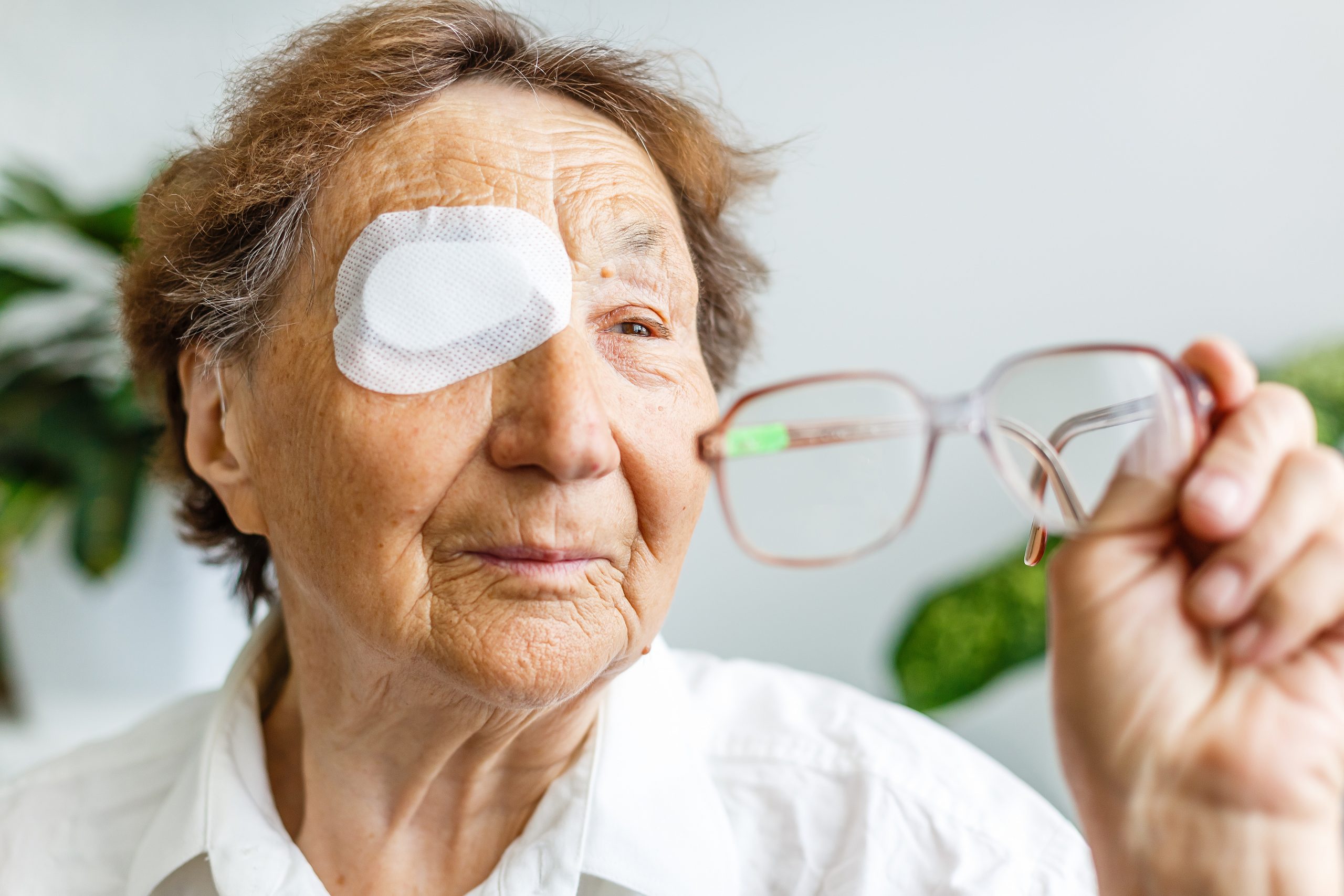 Elderly use eye shield covering after cataract surgery