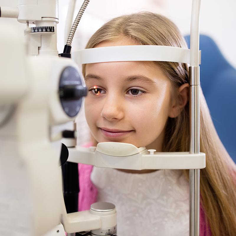 Child at eye specialist controls vision