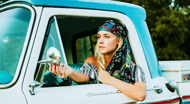 woman driving a car wearing contact lenses 640x350