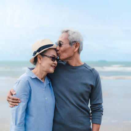 beach kiss candid sunglasses senior couple 1off 640 (1)