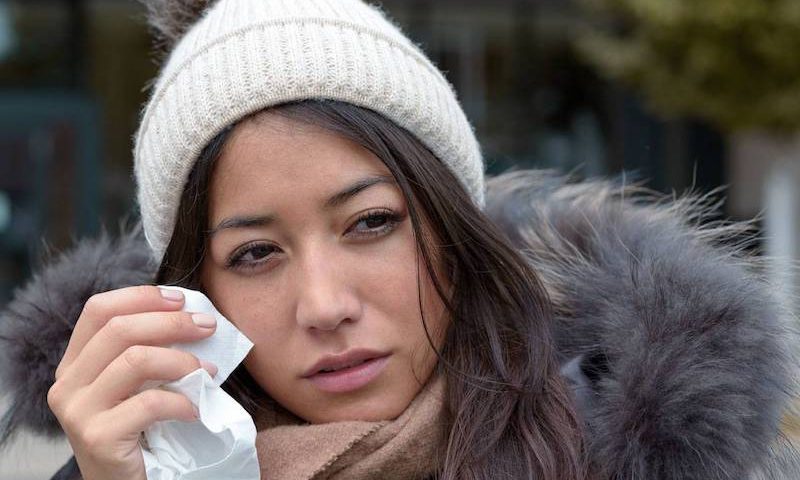 Woman with teary winter dry eyes 800×533
