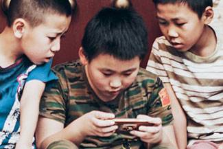 Kids With Smartphone Thumbnail