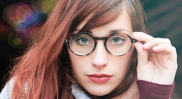 woman wearing roud glasses 640