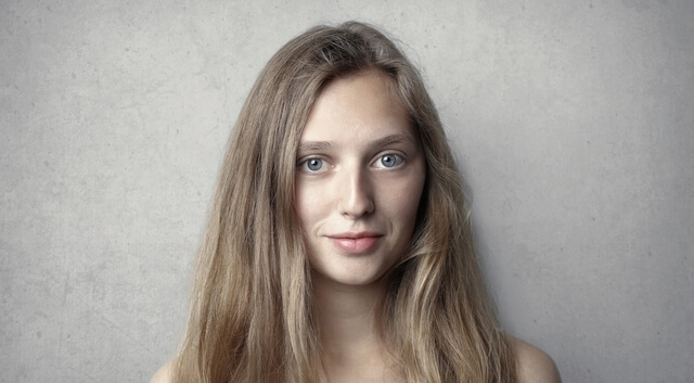 girl wearing contact lenses 640×350 1