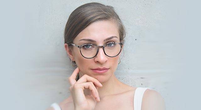 woman wearing glasses stylish 2 640x350