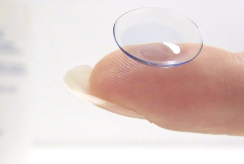 contact_lens_on_finger1_