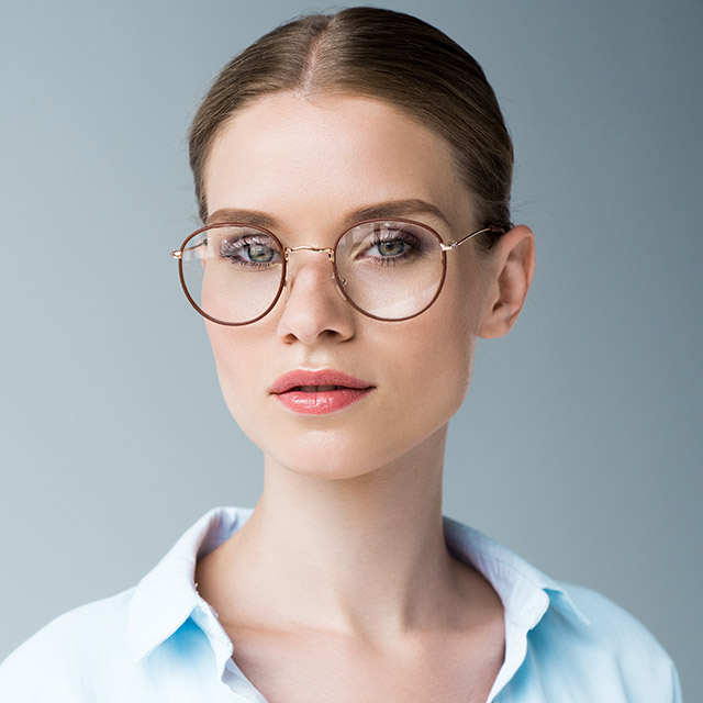 model-wearing-fashion-eyeglasses