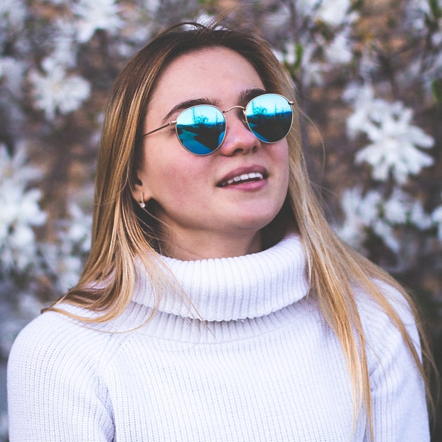 girl wearing blue tinted sunglasses 640